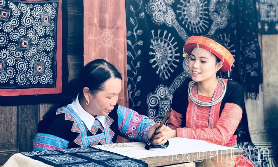 Đổi sắc ở bản M&ocirc;ng