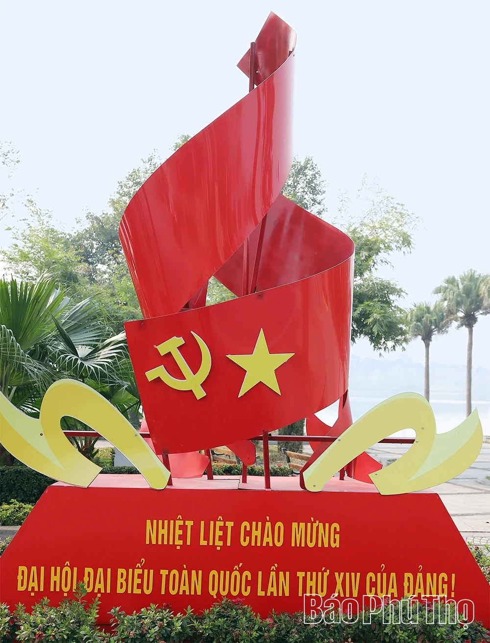 Rực rỡ cờ hoa chào mừng Đại hội đại biểu toàn quốc lần thứ XIV của Đảng