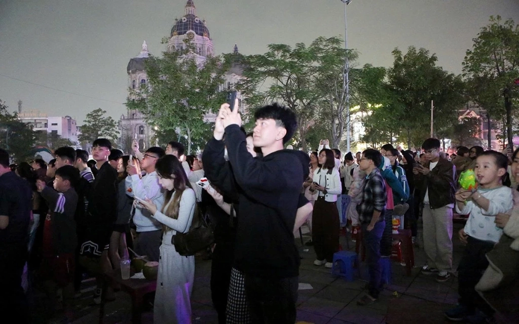 Rực rỡ pháo hoa đón chào năm mới Bính Ngọ 2026