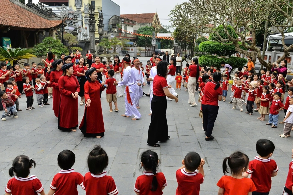 Về Hùng Lô nghe hát Xoan, trải nghiệm làm “nghệ nhân” làng nghề truyền thống