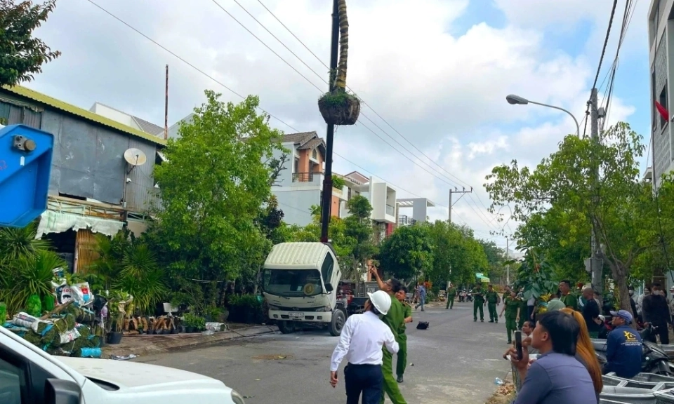 Xe cẩu vướng d&acirc;y điện ph&aacute;t nổ, t&agrave;i xế tử vong