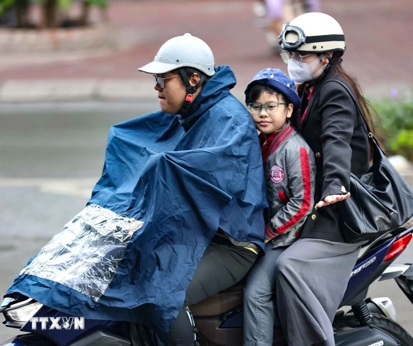 Thời tiết ngày 1/4: Bắc Bộ cảnh báo mưa dông, Nam Bộ nắng nóng gia tăng