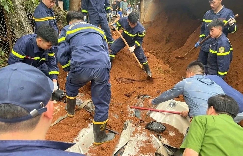 Bắt giam tài xế vụ lật xe đầu kéo khiến 2 phụ nữ tử vong ở Phú Thọ