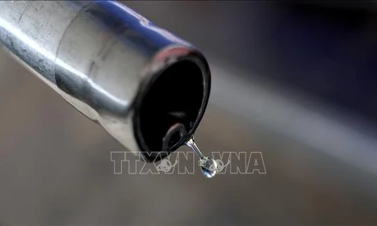 Gi&aacute; dầu thế giới giảm mạnh trước th&ocirc;ng tin Iran sẵn s&agrave;ng đ&igrave;nh chiến