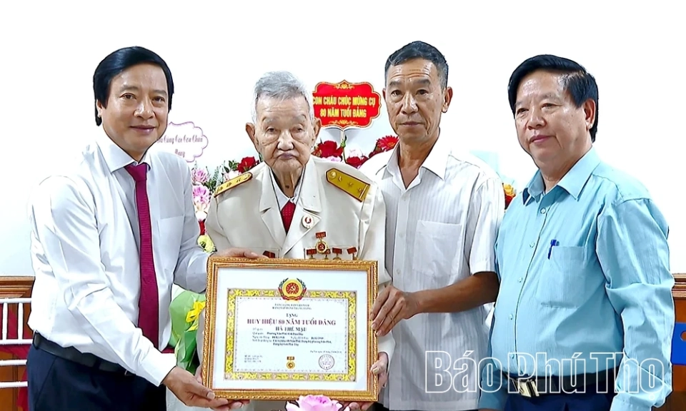 Ph&oacute; B&iacute; thư Tỉnh ủy Nguyễn Mạnh Sơn trao Huy hiệu 80 năm tuổi Đảng cho đảng vi&ecirc;n l&atilde;o th&agrave;nh