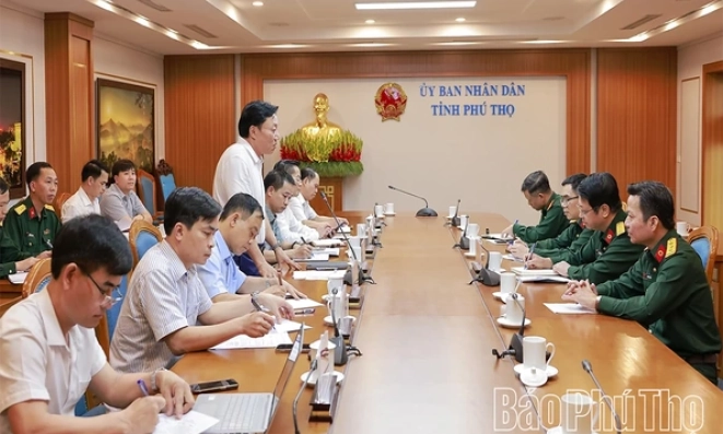 Ph&oacute; Chủ tịch UBND tỉnh Nguyễn Huy Ngọc l&agrave;m việc với đo&agrave;n c&ocirc;ng t&aacute;c Bệnh viện Qu&acirc;n y 103