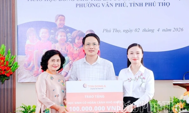 Trao 50 suất học bổng cho học sinh c&oacute; ho&agrave;n cảnh kh&oacute; khăn tại phường V&acirc;n Ph&uacute;