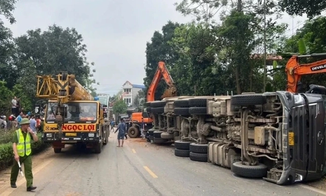 Bắt giam t&agrave;i xế vụ lật xe đầu k&eacute;o khiến 2 phụ nữ tử vong ở Ph&uacute; Thọ