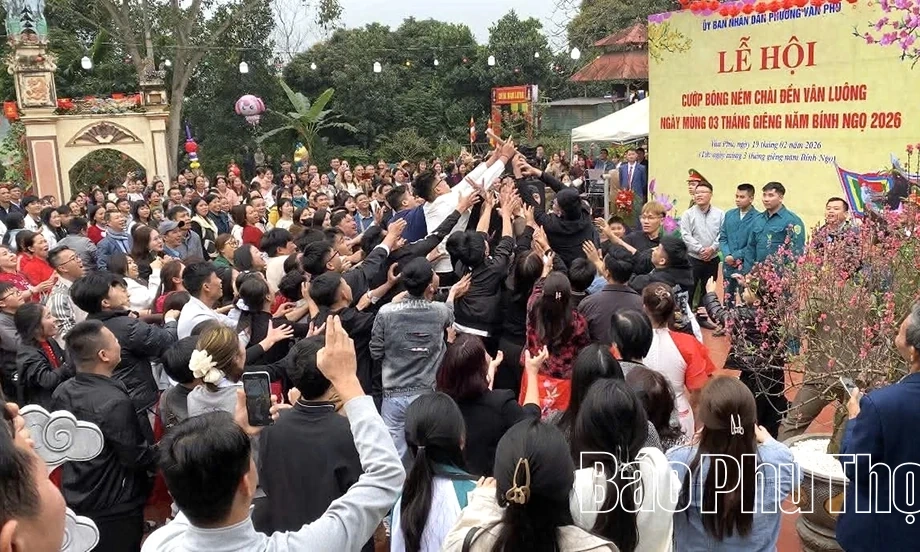 &ldquo;Cướp b&ocirc;ng, n&eacute;m ch&agrave;i&rdquo; - Lễ hội đậm n&eacute;t thời H&ugrave;ng Vương