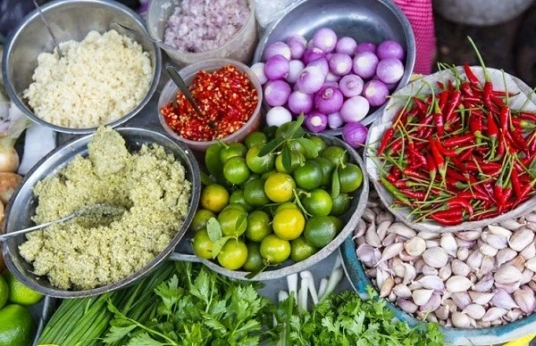 Thói quen dùng gia vị tưởng tốt hóa ra lại gây hại sức khỏe- Ảnh 3. Bỏ gia vị chế biến sẵn để dùng muối hạt: Thói quen này có lợi hơn không