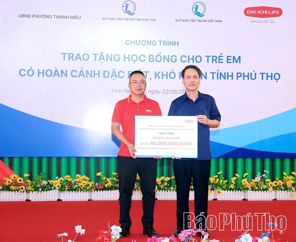 Trao học bổng cho 90 trẻ em hoàn cảnh khó khăn phường Thanh Miếu