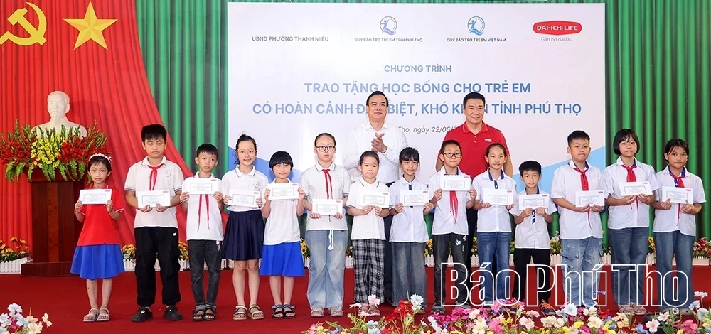 Trao học bổng cho 90 trẻ em hoàn cảnh khó khăn phường Thanh Miếu