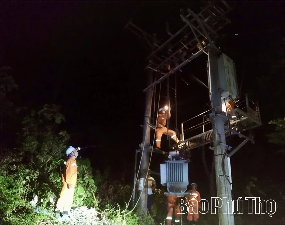 Điện lực Mai Châu khẩn trương xử lý sự cố cấp điện trở lại trong đêm