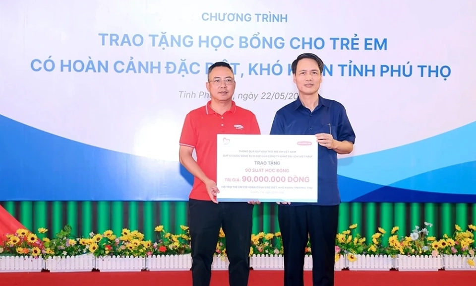 Trao học bổng cho 90 trẻ em ho&agrave;n cảnh kh&oacute; khăn phường Thanh Miếu