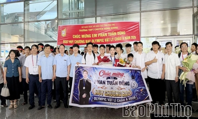 Đ&oacute;n nam sinh đoạt Huy chương Bạc Olympic Vật l&iacute; Ch&acirc;u &Aacute; trở về từ H&agrave;n Quốc
