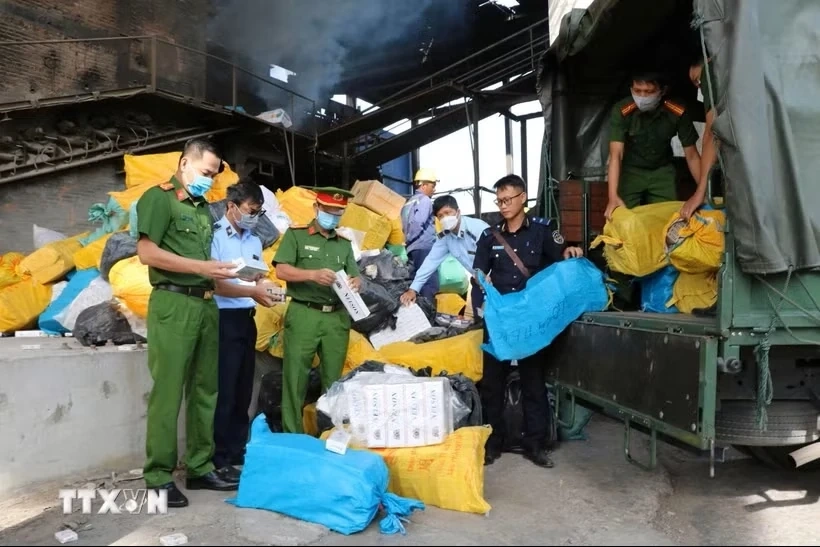 Hà Nội: Chuyển hồ sơ vụ tàng trữ hơn 8.200 bao thuốc lá nhập lậu sang Công an