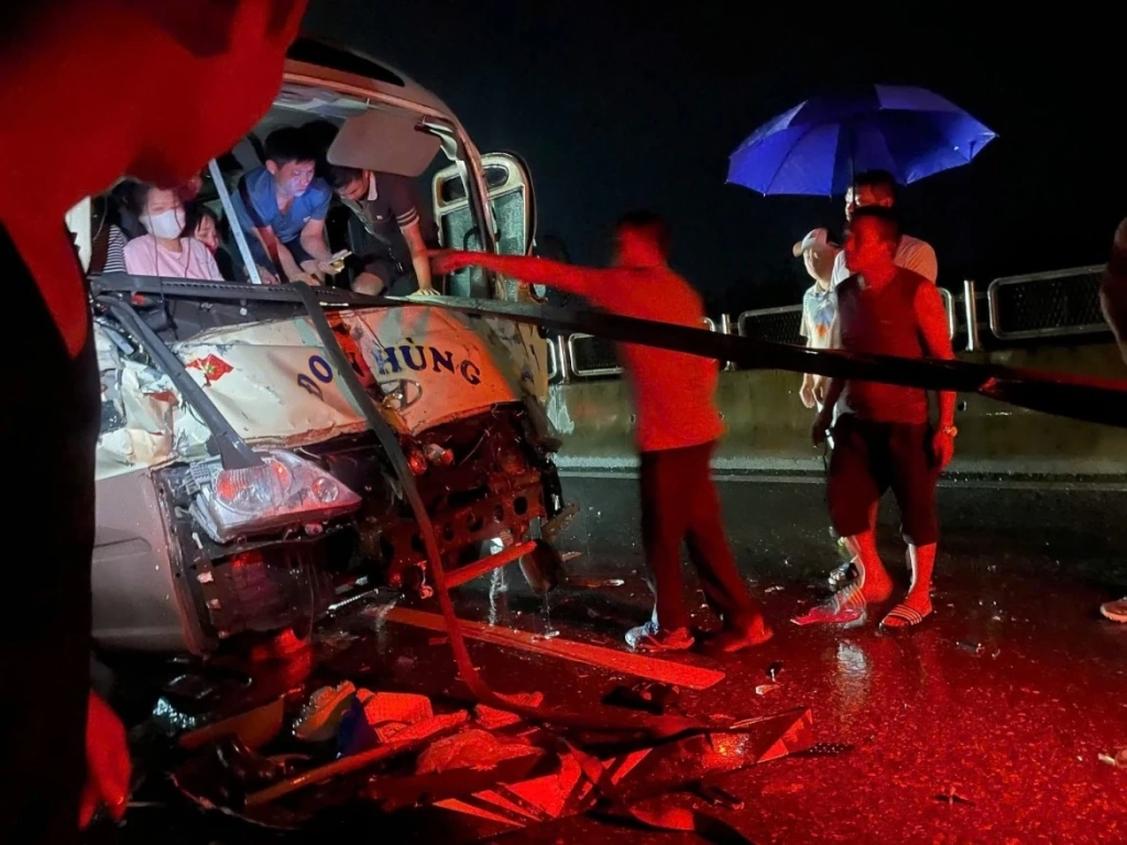 tai nạn nghiêm trọng trên cao tốc tuyên quang - phú thọ, giao thông ùn tắc kéo dài hình ảnh 1 Tai nạn nghiêm trọng trên cao tốc Tuyên Quang - Phú Thọ, giao thông ùn tắc kéo dài