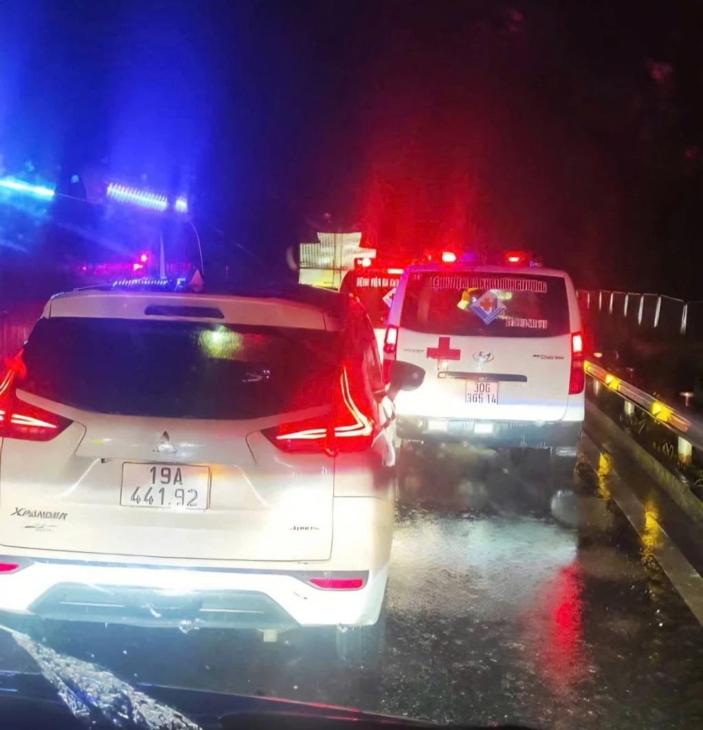 tai nạn nghiêm trọng trên cao tốc tuyên quang - phú thọ, giao thông ùn tắc kéo dài hình ảnh 2 Tai nạn nghiêm trọng trên cao tốc Tuyên Quang - Phú Thọ, giao thông ùn tắc kéo dài