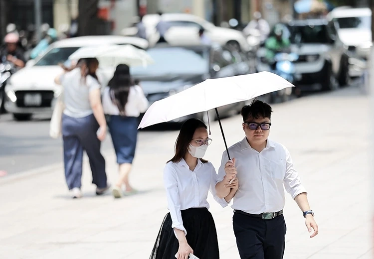 Thời tiết ngày 15/6: Bắc Bộ mưa lớn từ chiều tối, Trung Bộ tiếp tục nắng nóng gay gắt