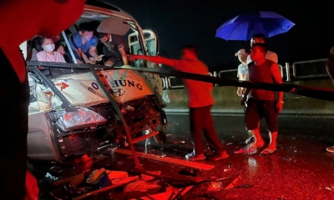 Tai nạn nghi&ecirc;m trọng tr&ecirc;n cao tốc Tuy&ecirc;n Quang - Ph&uacute; Thọ, giao th&ocirc;ng &ugrave;n tắc k&eacute;o d&agrave;i