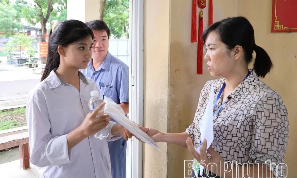 Một th&iacute; sinh bị đ&igrave;nh chỉ thi do mang điện thoại v&agrave;o ph&ograve;ng thi