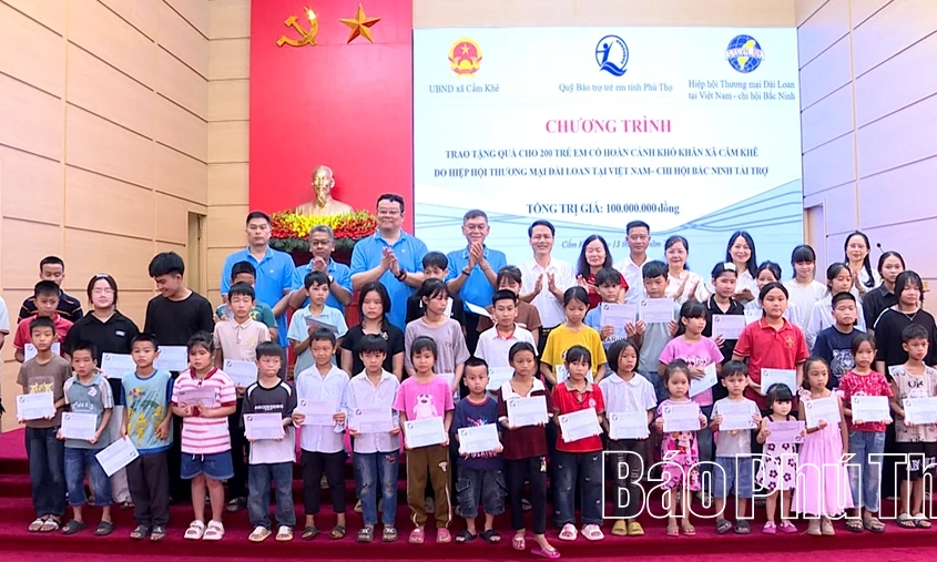 Trao qu&agrave; cho 200 trẻ em c&oacute; ho&agrave;n cảnh kh&oacute; khăn tại x&atilde; Cẩm Kh&ecirc;