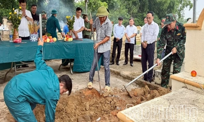 Khai quật, đưa h&agrave;i cốt liệt sĩ về an t&aacute;ng tại qu&ecirc; nh&agrave;