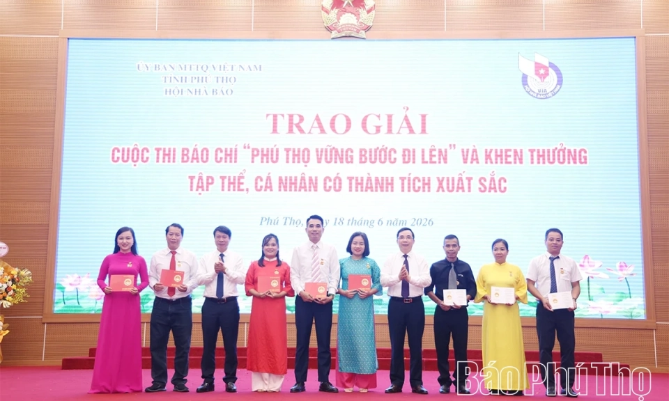 Trao giải cuộc thi b&aacute;o ch&iacute; &ldquo;Ph&uacute; Thọ vững bước đi l&ecirc;n&rdquo; v&agrave; khen thưởng tập thể, c&aacute; nh&acirc;n c&oacute; th&agrave;nh t&iacute;ch xuất sắc